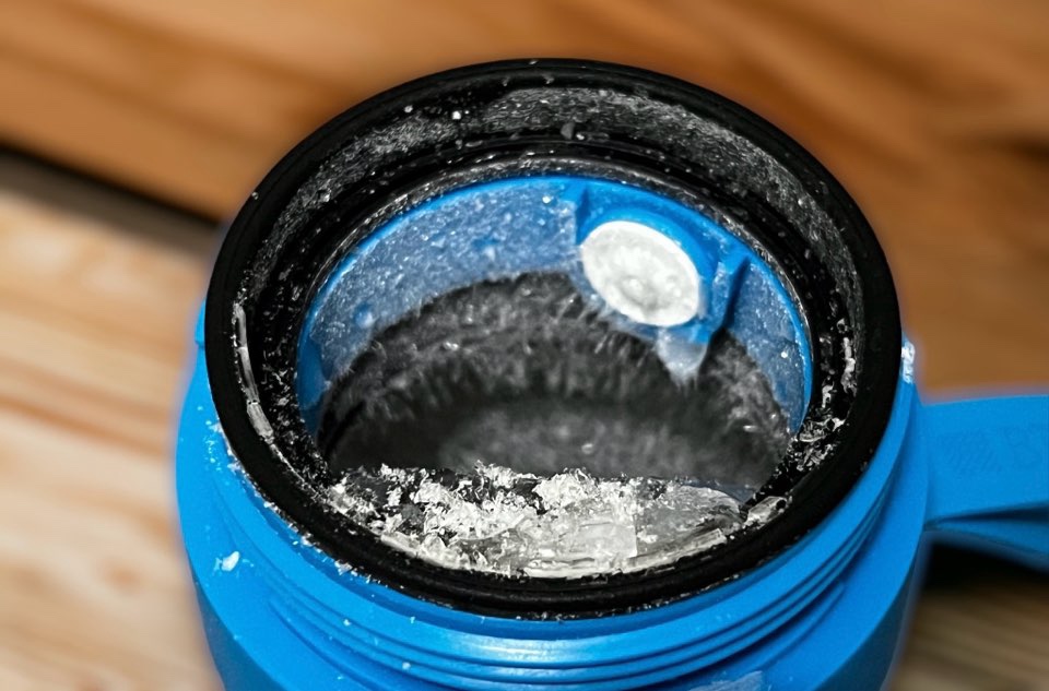 氷が付着しているブリタのボトル